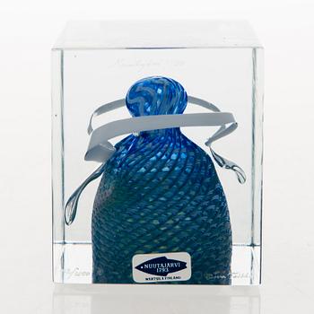 OIVA TOIKKA, an annual glass cube signed Oiva Toikka, Nuutajärvi 1988, numbered 142/2000.