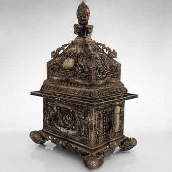 Pyhäinjäännöslipas, metalli sekä komposiitti, kivi. Tiibet/Kiina, 1900-luku.