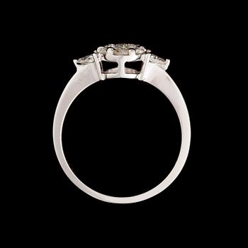 RING, 18K vitguld, diamanter totalt 0,63 ct. Finska importstämplar. Vikt 3,7 g.