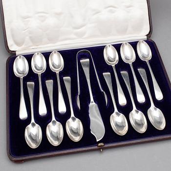 TESKEDAR SAMT SOCKERTÅNG OCH KNIV I SCHATULL, silver, London 1902-03. Tot ca 393 gram.