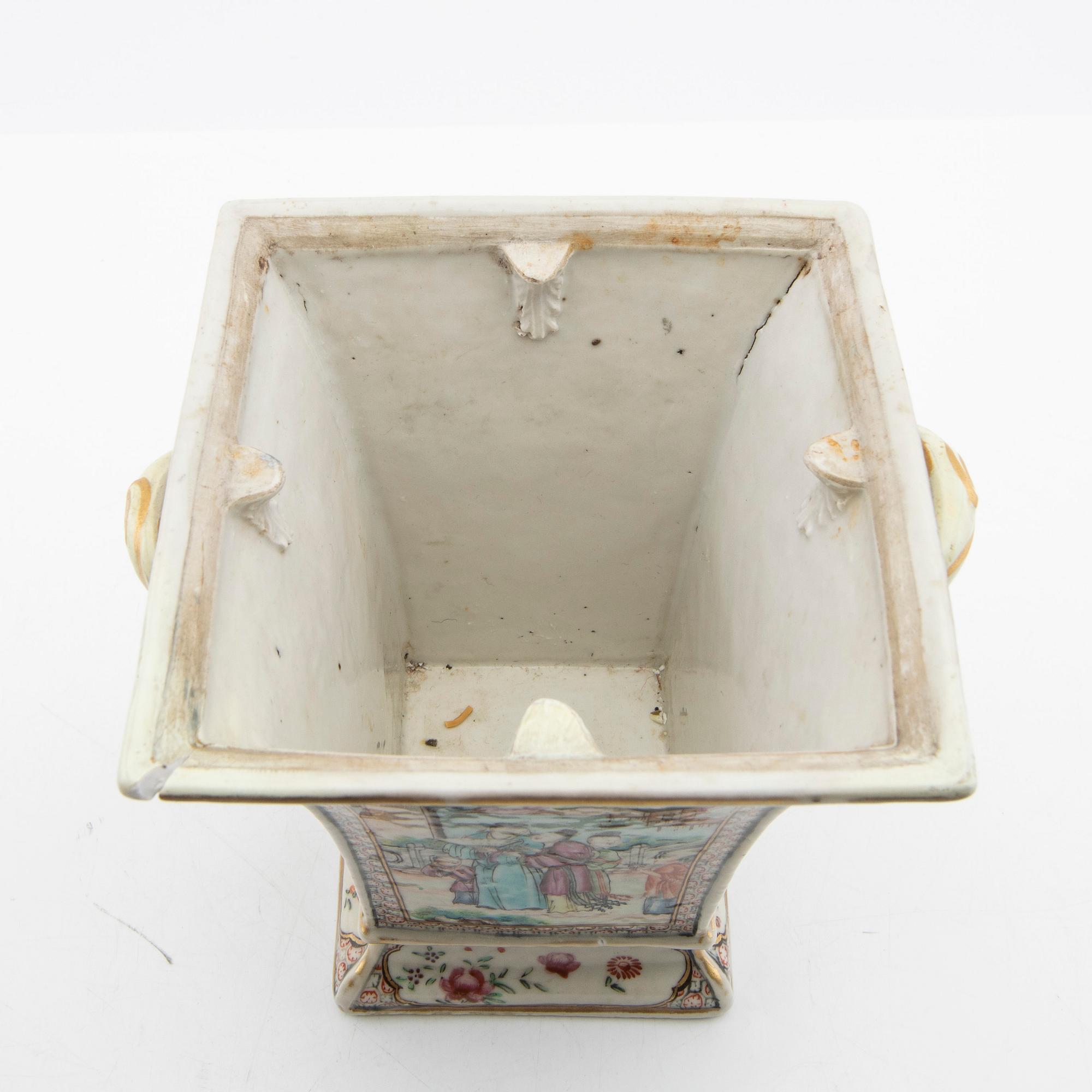 Tulip vase with insert, company porcelain. Qing dynasty, Qianlong (1736-95).