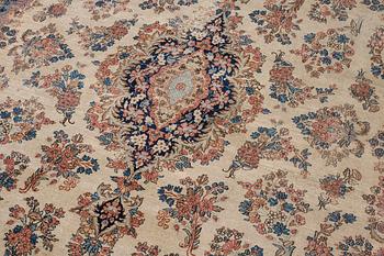 Rug, Kirman, semi-antique, approx. 370 x 267 cm.