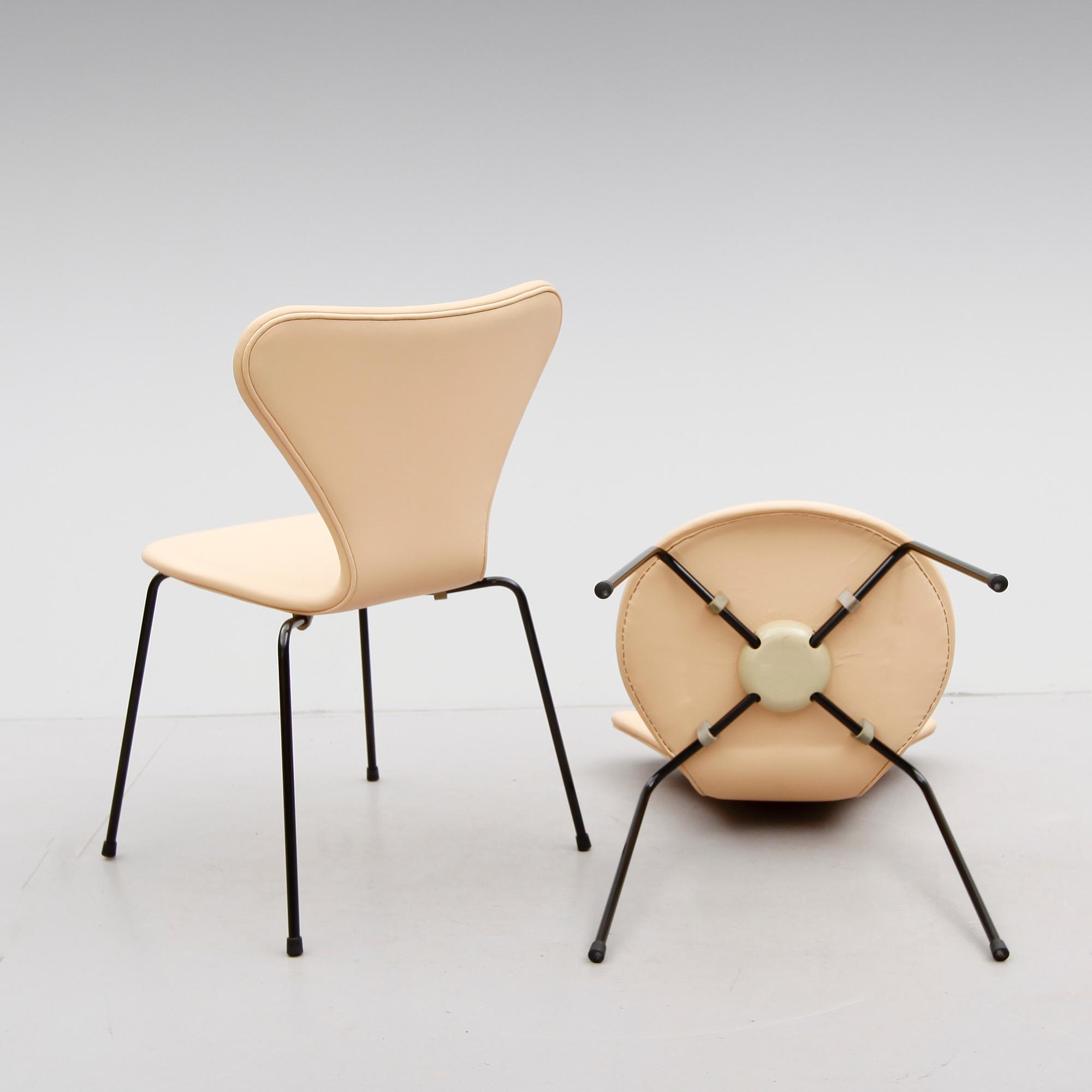 STOLAR, 6 st, "Sjuan", Arne Jacobsen för Fritz Hansen, Danmark, 1900-talets slut.