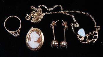 PARTI SMYCKEN, 4 delar, 18 K guld, camé, opal och diamant, bl a 1953. Tot ca 10 g.