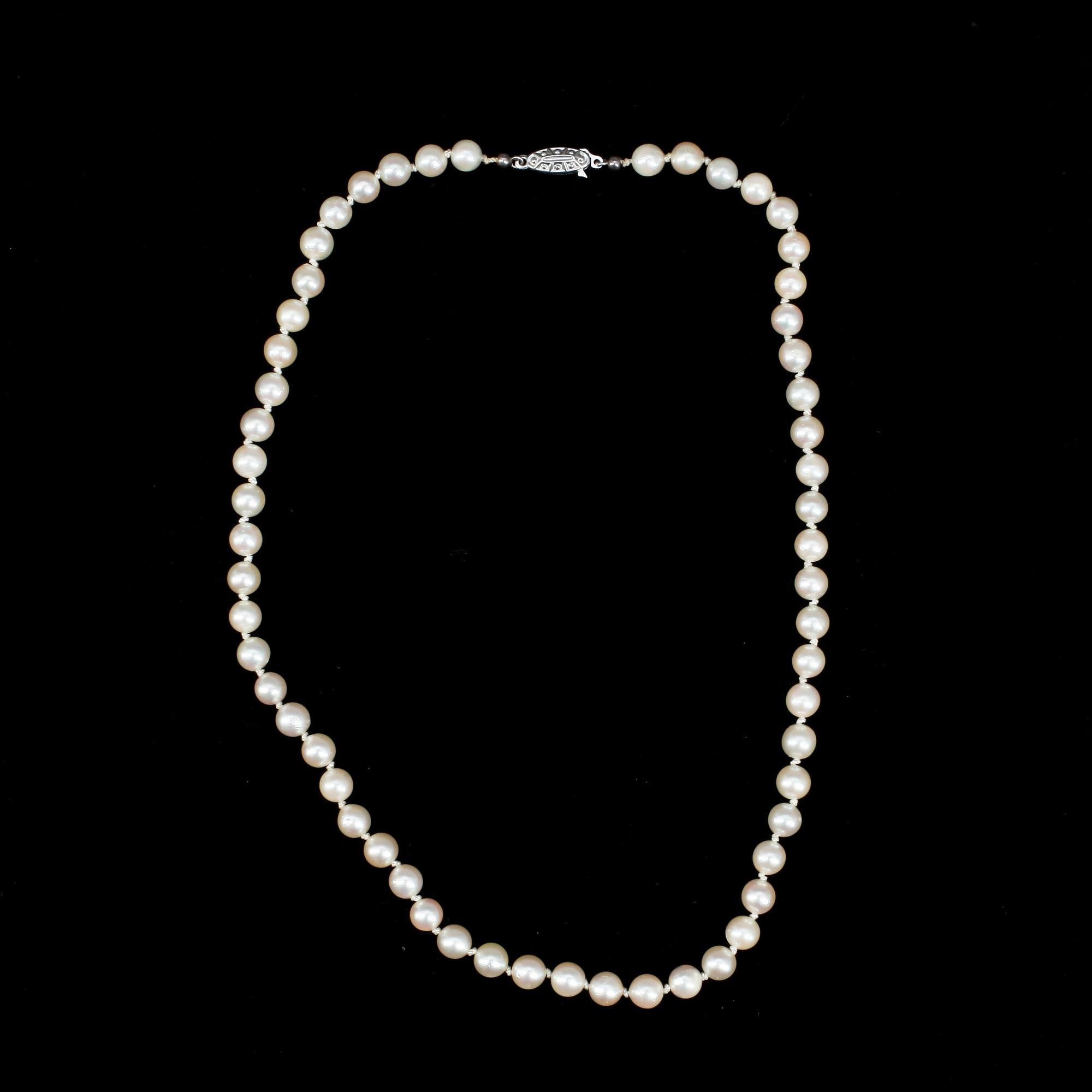 COLLIER, 3st, odlade saltvattenspärlor, två lås i silver.