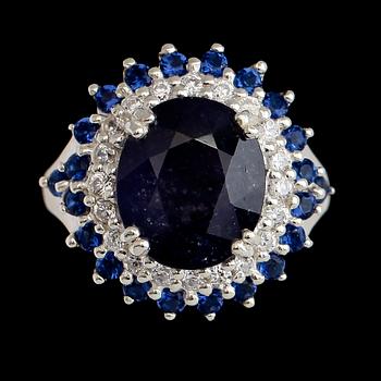 RING, vitguldspläterat sterlingsilver, safirer tot ca 7.45 ct, vita safirer tot ca 0.40 ct.