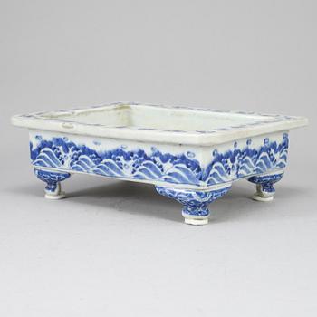 A blue and white censer, Japan, Meiji (1868-1912).