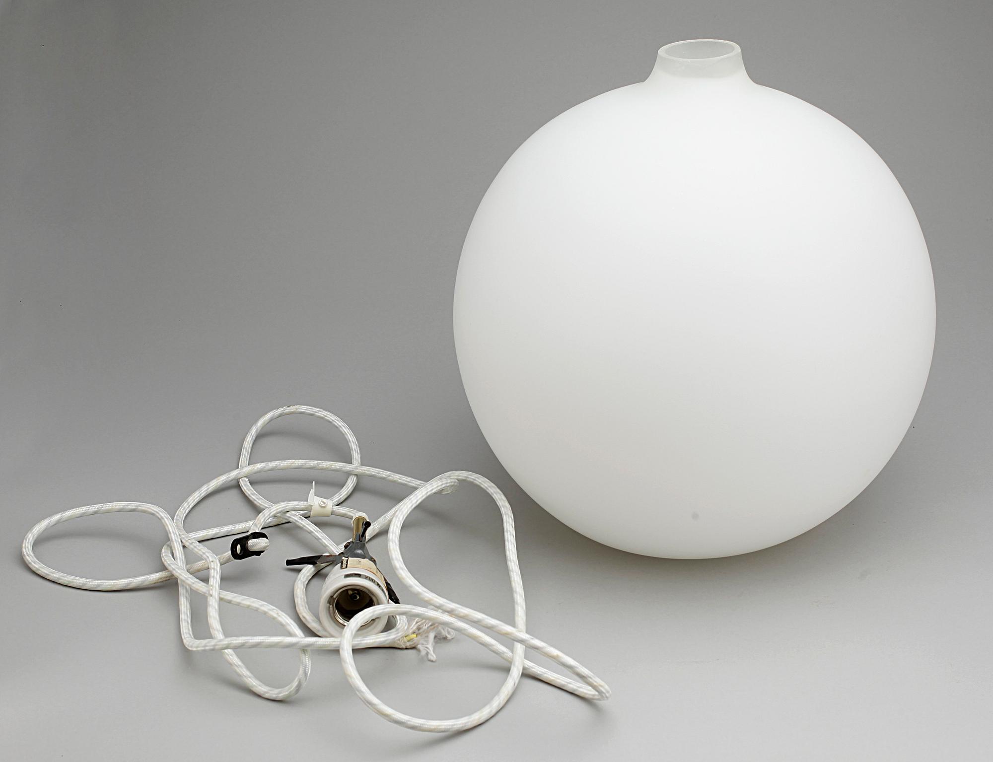 TAKLAMPA, glas, "Satellit", design Wilhelm Wohlert för Louis Poulsen. H 35, 1950-tal.