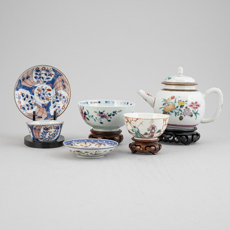 A group of Chinese porcelain, Qing dynasty, Qianlong (1736-1795) and 19th/20th century. (6 pieces).