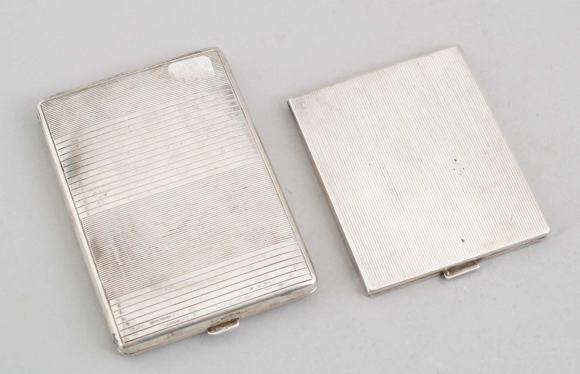 CIGARETT -OCH VISITKORTSETUI, silver, bl a 1946. Vikt 257 g.