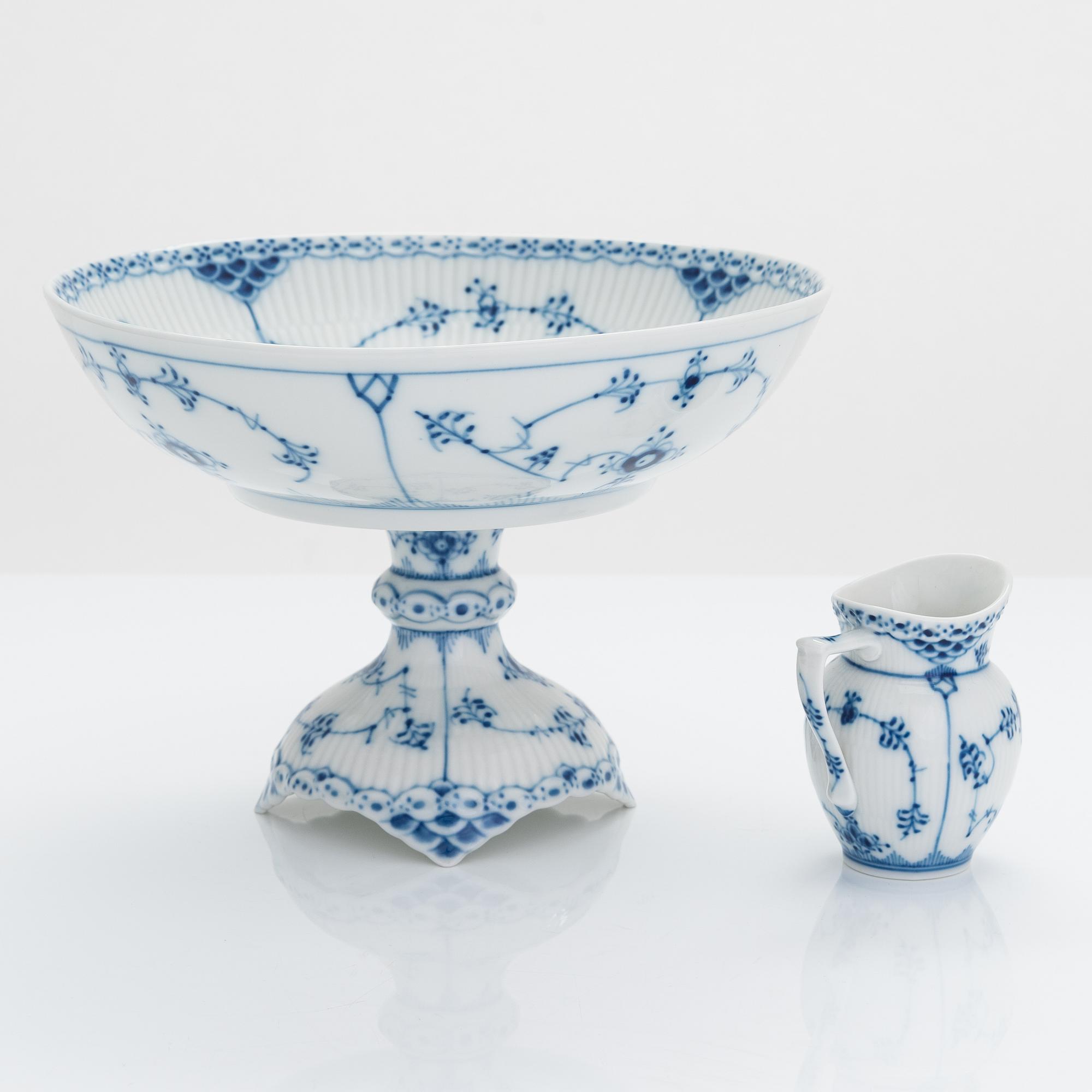 A 31-piece Royal Copenhagen 'Musselmalet' porcelain coffee set.