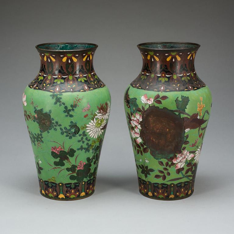 URNOR, ett par, koppar och emalj, Kina, 1800-tal.