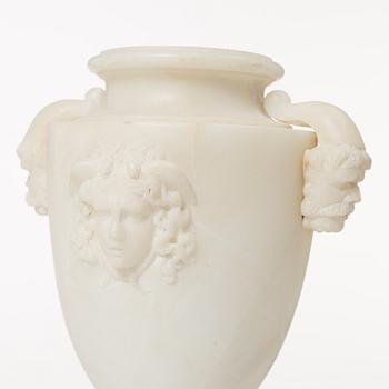 Urnor, ett par, alabaster, omkring 1900.