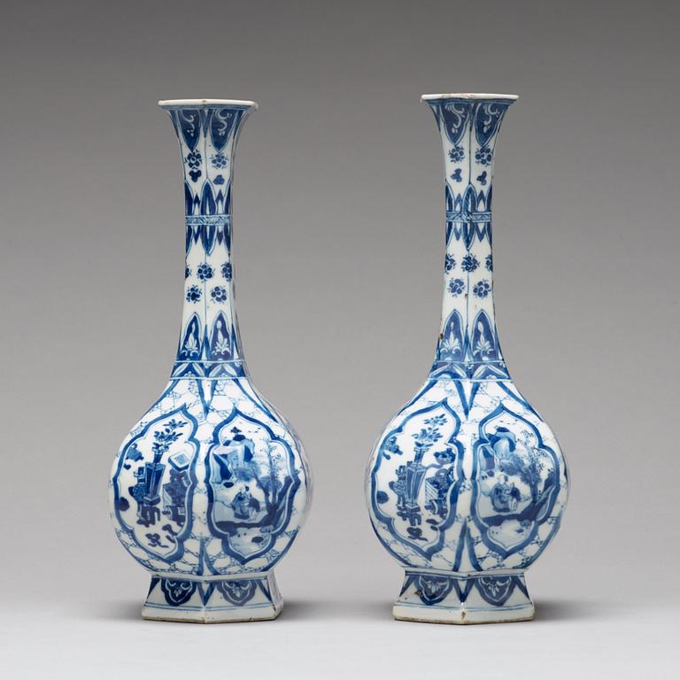 VASER, ett par, porslin. Qingdynastin, Kangxi (1662-1722).