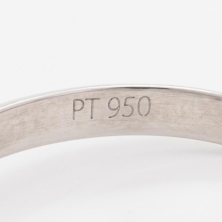 Sormus, platinaa ja briljanttihiottu timantti.