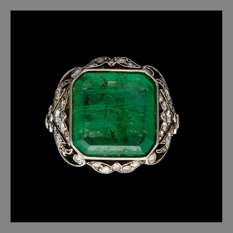 A RING, 18K gold, emerald, diamonds. Weight c. 6.2 g.