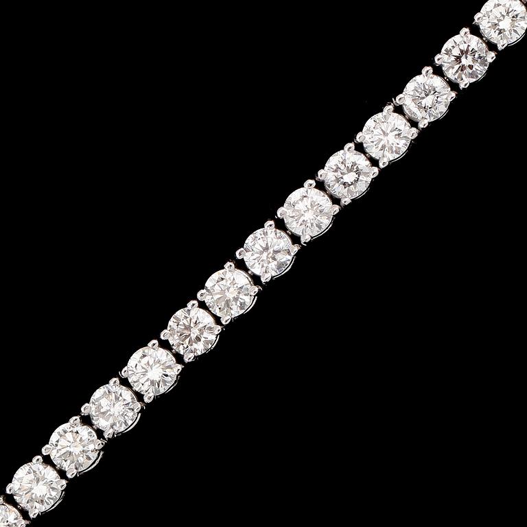 ARMBAND, 18 k vitguld, rivièrelänk, 42 briljantslipade diamanter tot ca 9.11 ct.