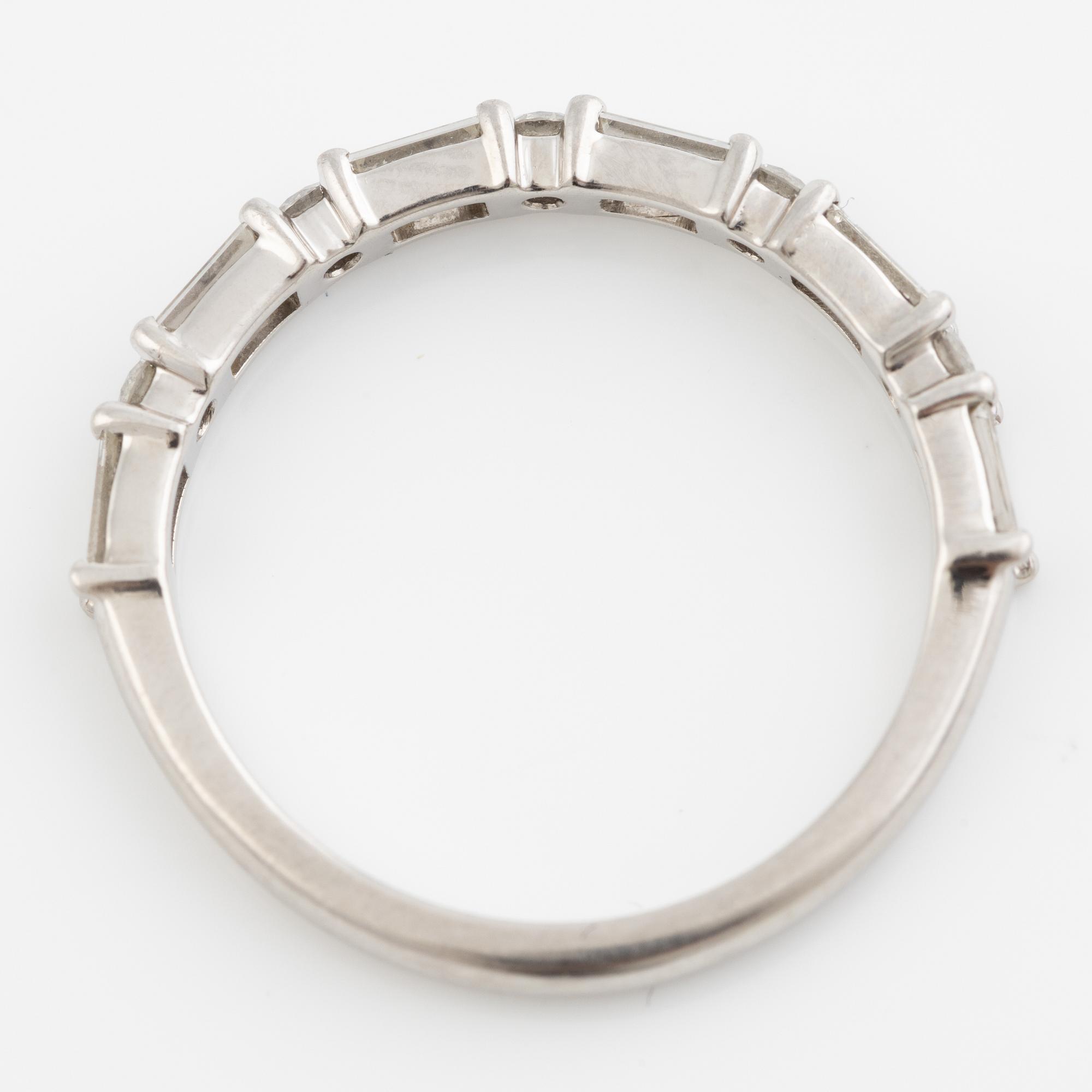 Ring platina med baguette- och runda briljantslipade diamanter, Emma Engelbert.