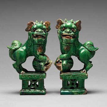 A pair of green glazed buddhist lions, Ming dynasty (1368-1644).