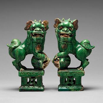 133. A pair of green glazed buddhist lions, Ming dynasty (1368-1644).