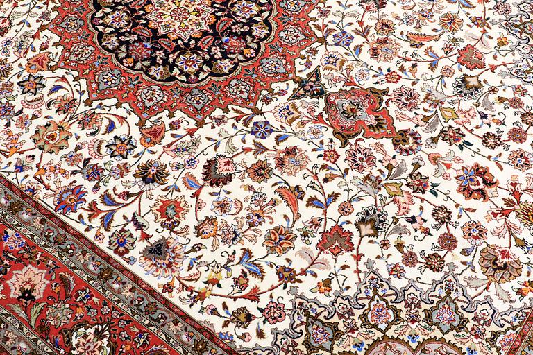 A carpet, Täbriz part silk, 306 x 200 cm.