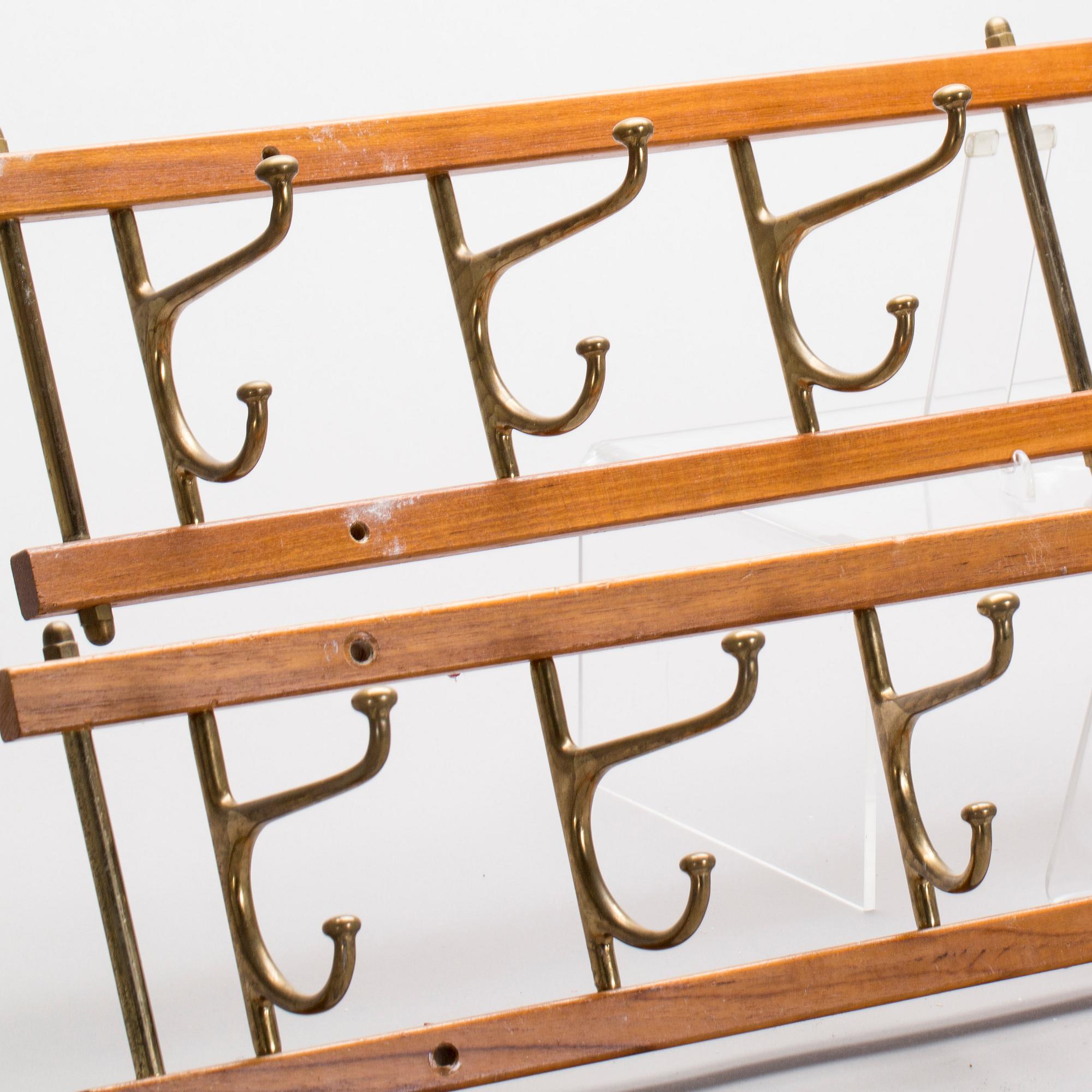 KLÄDHÄNGARE, 2 st, "Dekorativ", Skoglunds Metallgjuteri, 1900-talets andra hälft.