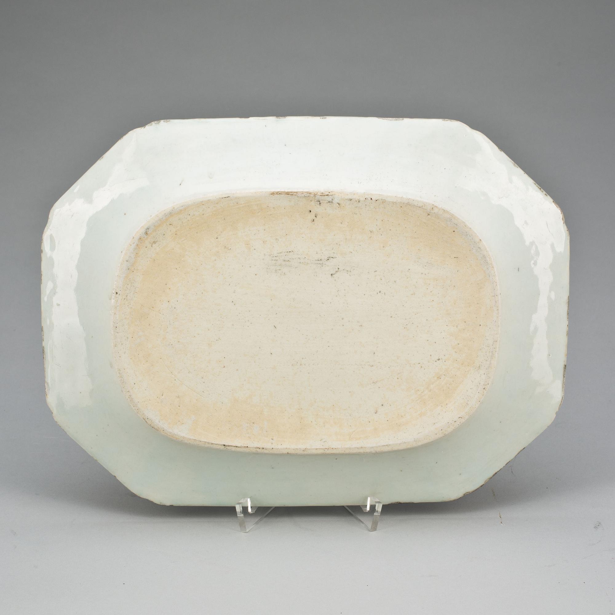STEKFAT, porslin. Kina, Qianlong (1736-95).