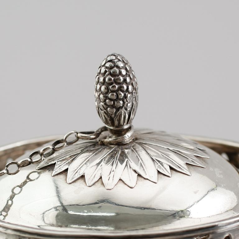 TEKANNA, silver, Olof Hagrelius, Mariefred 1820. Vikt ca 723 gram.