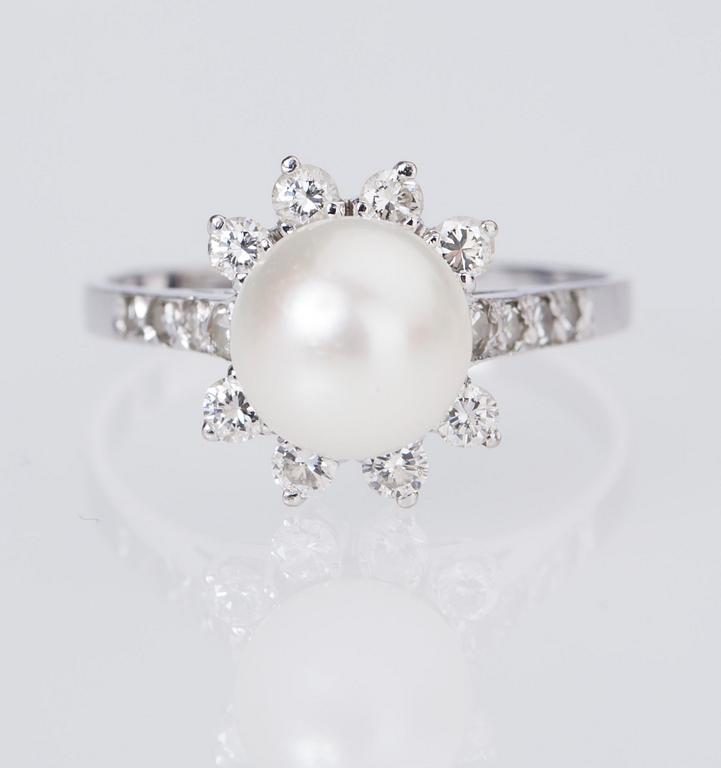 RING, 18 K vitguld med pärla samt diamanter ca 0.50 ct. Vikt ca 3,2 g.