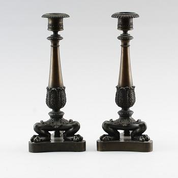 LJUSSTAKAR, 1 par, patinerad brons, senempire, 1800-talets första hälft.