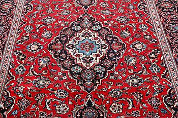 A Kashan carpet, c. 297 x 198 cm.