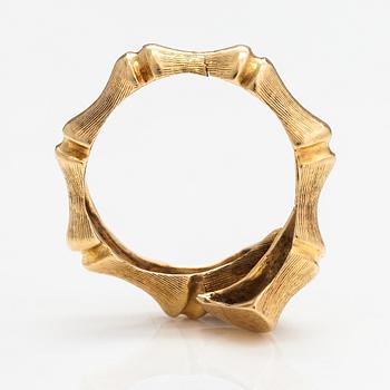 An 18K gold ring.