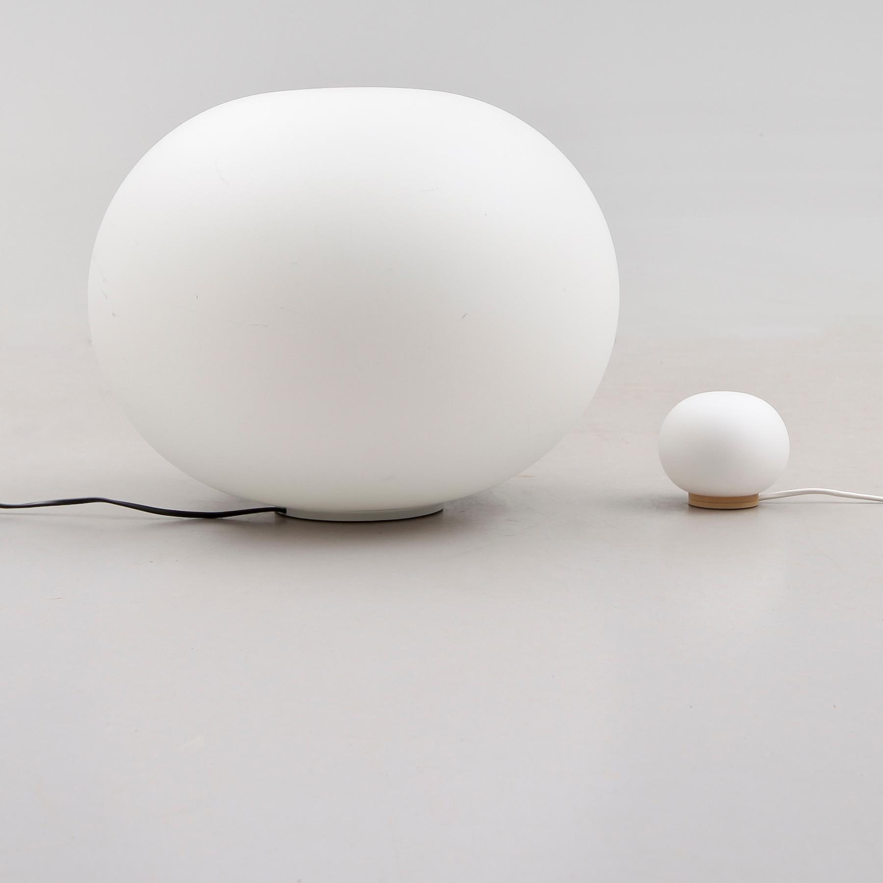 BORDSLAMPOR, 2 st, "Mini Glo-Ball" samt "Glo-Ball Basic 2", Flos.