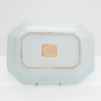 A porcelain tureen dish, Qianlong (1736-1795), China.
