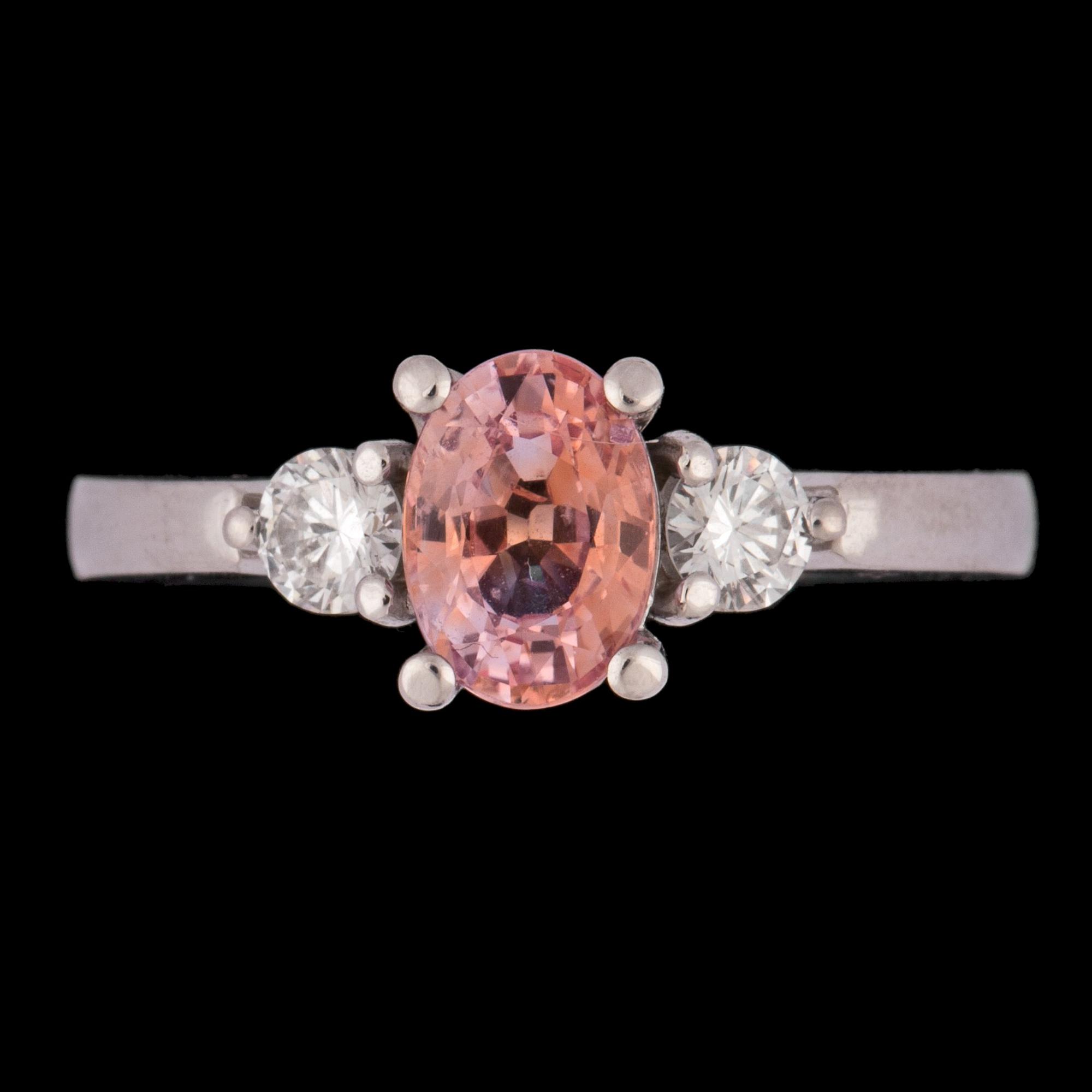 An orangy-pink sapphire and brilliant cut diamond ring, tot. app. 0.20 cts.