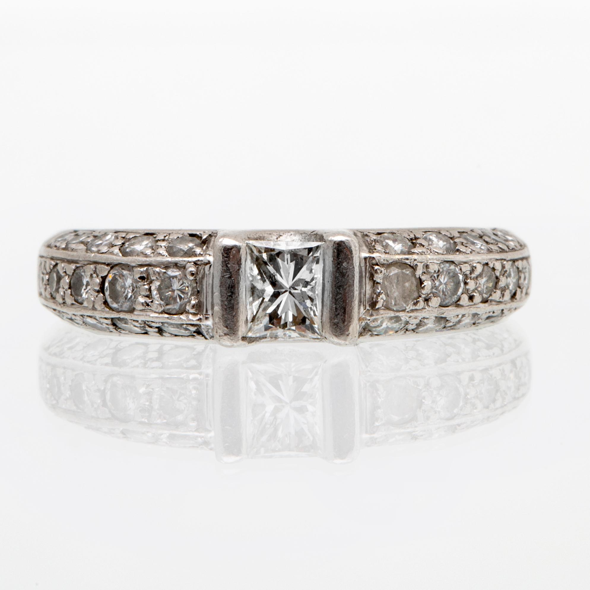 Ring 18K vitguld, 1 princesslipad diamant 0,31 ct och briljanter 0,50 ct ingraverat, storlek 16/50
¨.