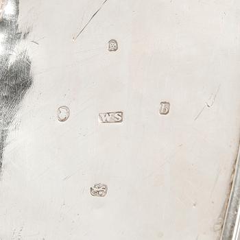 TEKANNA med FAT, silver, "WS", London, 1831-32. Total vikt ca 579g.