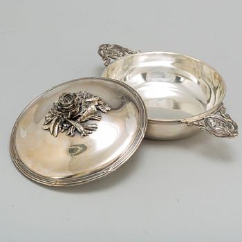 A French late 19th /early 20th centruy silver equelle and cover. Louis XVI-styre.