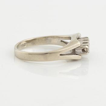 Ring, 18K white gold and four brilliant-cut diamonds.