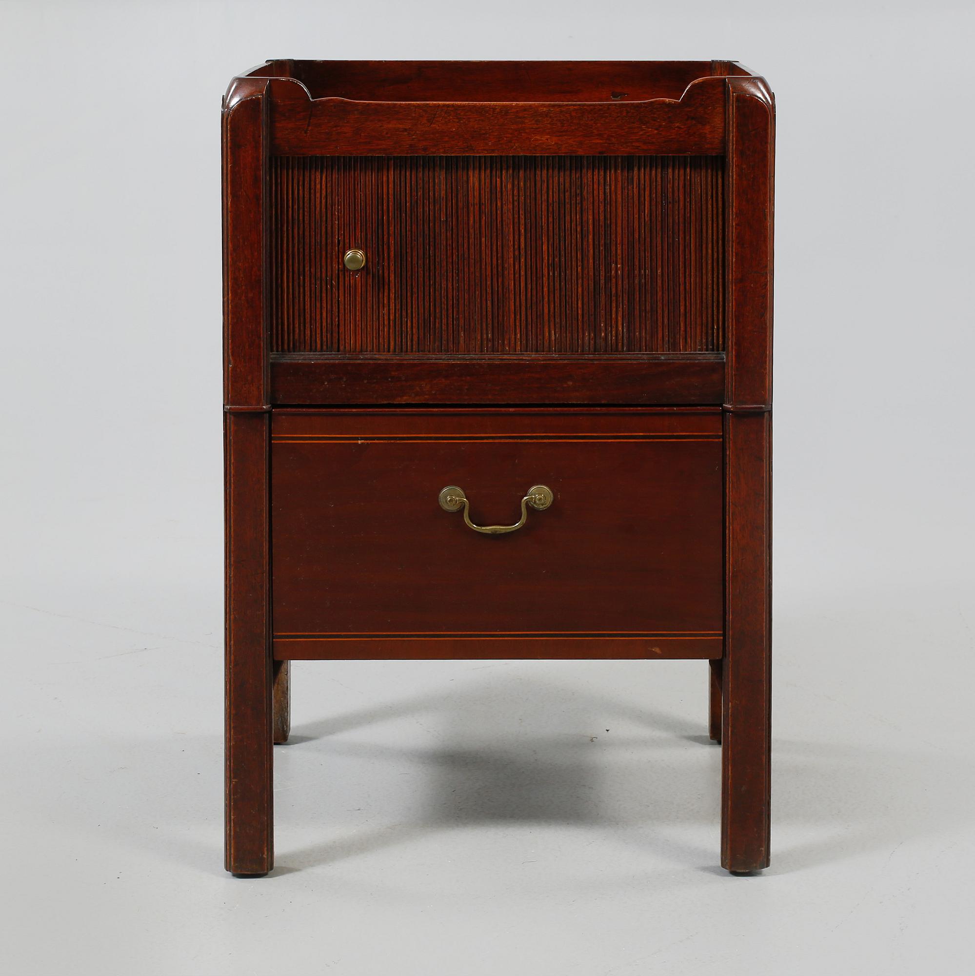 SIDOBORD, engelsk stil, 1900-talets första hälft.