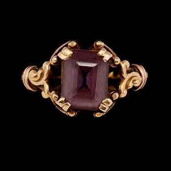 RING, 18K guld och ametist, svenska stämplar 1944. Total vikt ca 4 g.