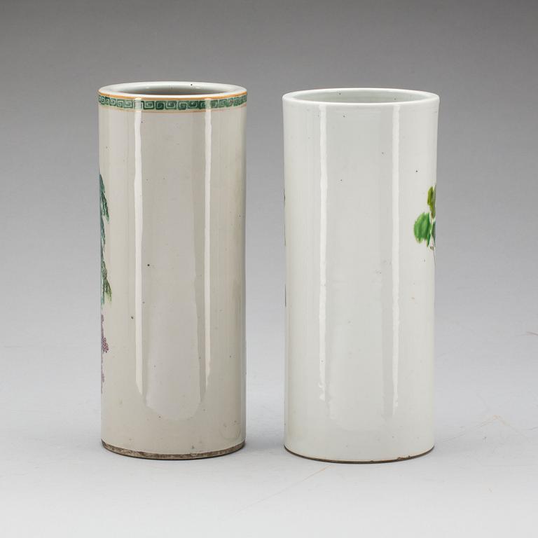 PENSELVASER, 2 st, porslin, Kina, 1900-tal och modern tillverkning.