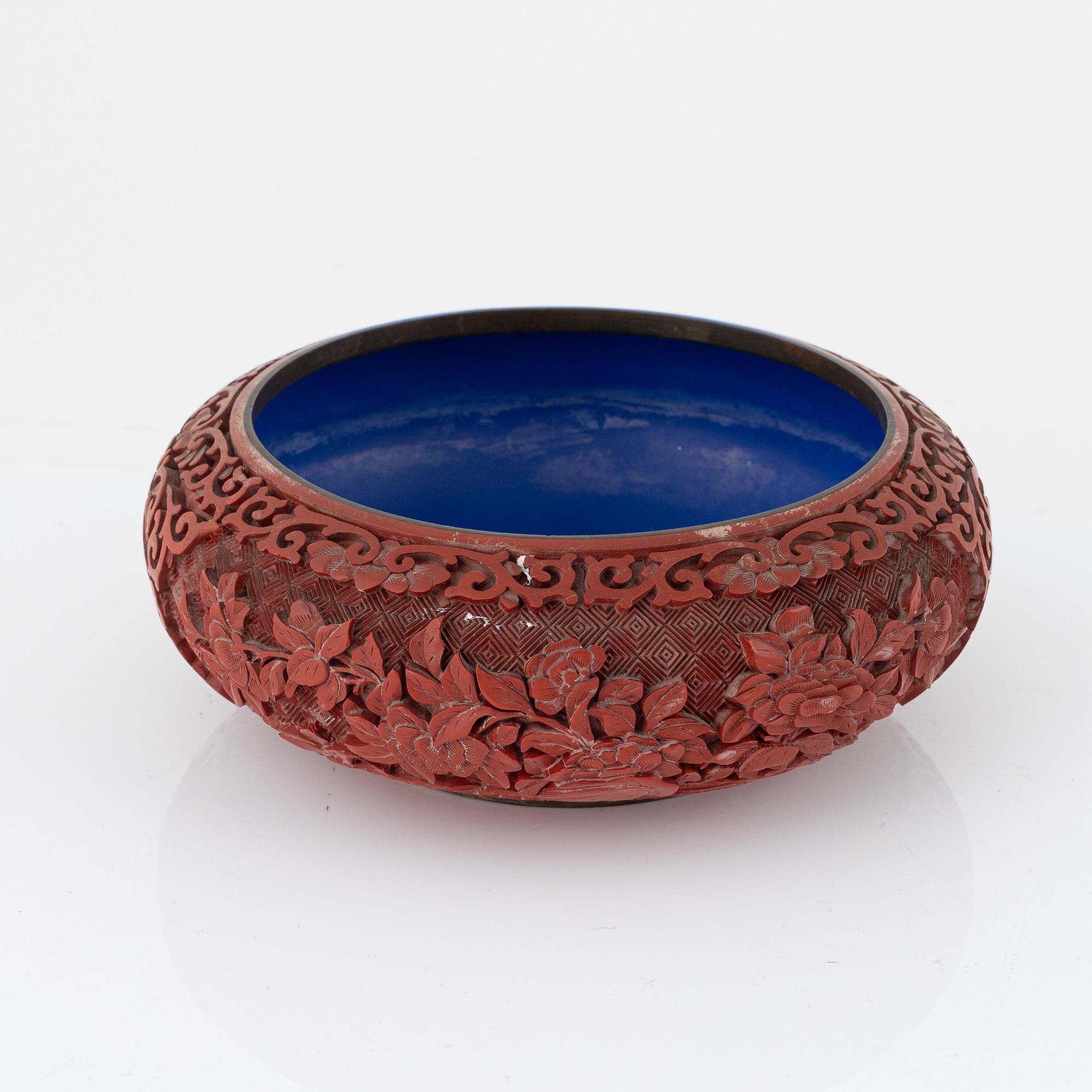 Urnor med lock, ett par, bokstöd, ett par samt vas och skål, lack, Kina, 1900-talets senare del.