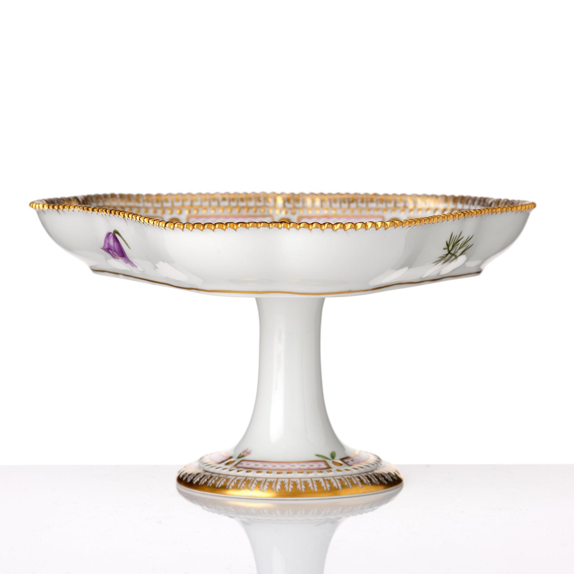 A Royal Copenhagen 'Flora Danica' cakestand, Denmark, 20th Century.
