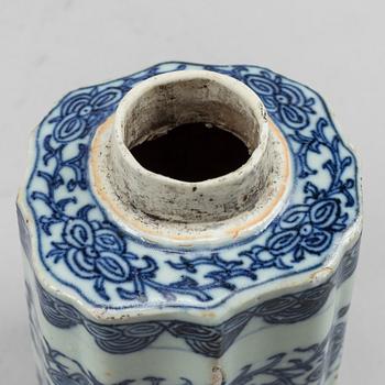 A blue and white tea caddy and a ginger jar, Qing dynasty, circa 1900.