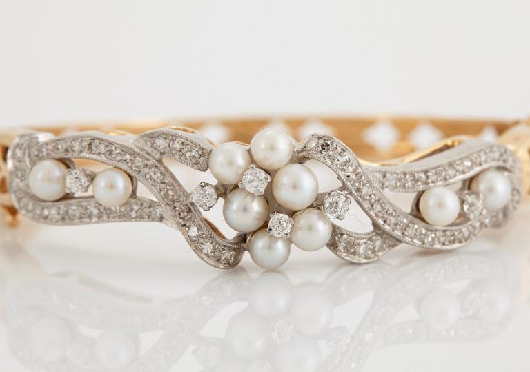 Armring 14K guld med gammal- och åttkantslipade diamanter samt pärlor.