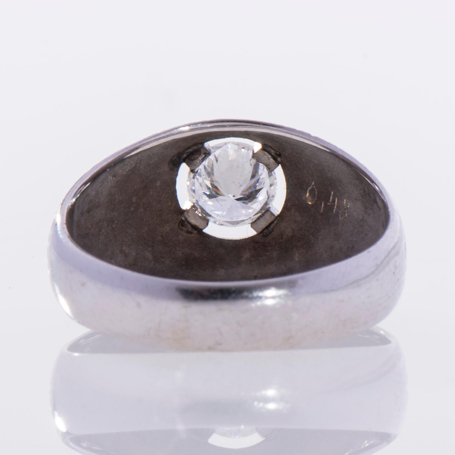 RING, 18K vitguld, briljantslipad diamant. Olof Sjöblom, Helsingfors 1974. Vikt ca 4,1 g.