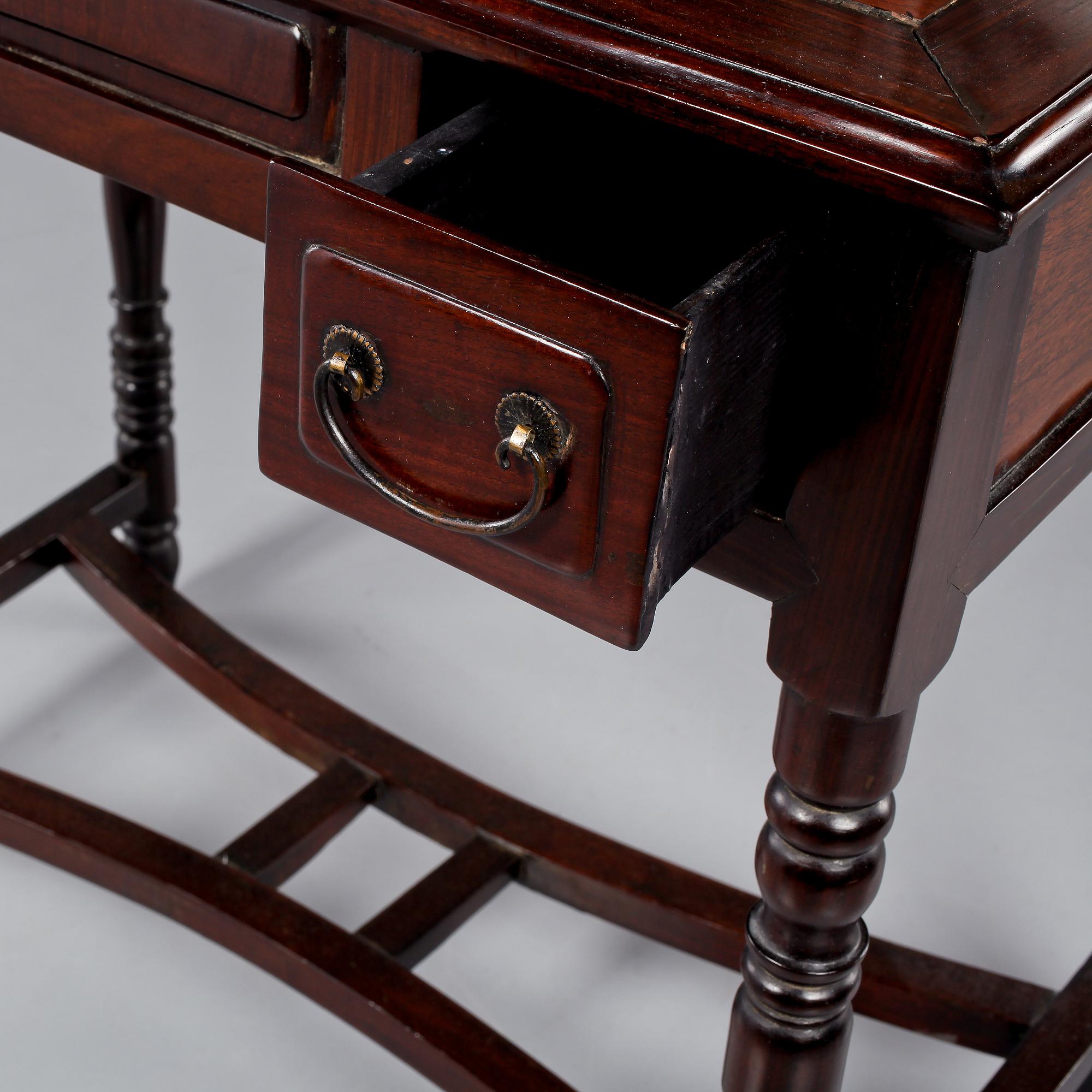 TOALETTBORD samt STOL, orientaliskt, 1900-talets senare hälft.