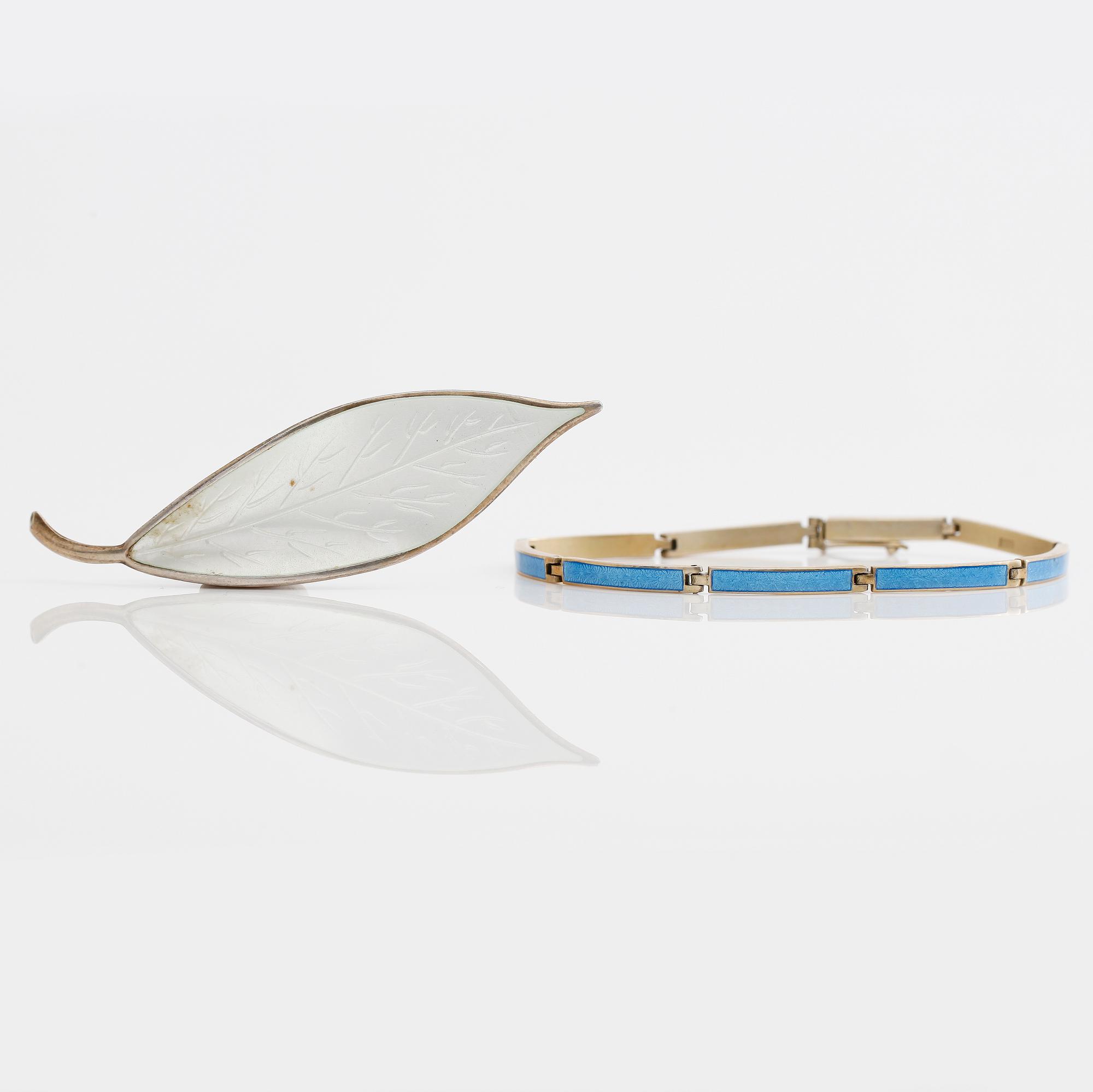 ARMBAND OCH BROSCH, sterlingsilver och emalj.