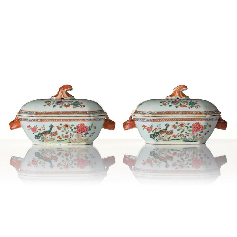 Smörterriner, ett par, porslin. Qingdynastin, Qianlong (1736-95).